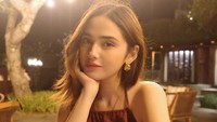 Aktris belia ini senang mengisi waktunya dengan kulineran. Seperti sekadar makan malam di restoran bernuansa luar ruangan untuk bersantai di penghujung hari. Foto: Instagram/syifahadju