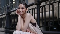 Aktris cantik Syifa Hadju tampil memukau pada ajang New York Fashion Week. Mengenakan pakaian berwarna merah muda, ia terlihat segar. Foto: Instagram/syifahadju