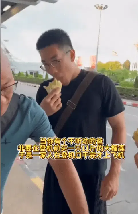 Tak Bisa Dibawa ke Pesawat, Keluarga Ini Nekat Habiskan 5,5 Kg Durian!