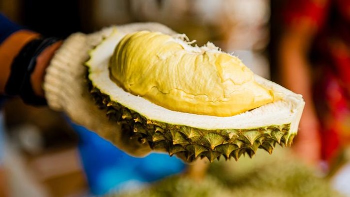 Tak Bisa Dibawa ke Pesawat, Keluarga Ini Nekat Habiskan 5,5 Kg Durian!