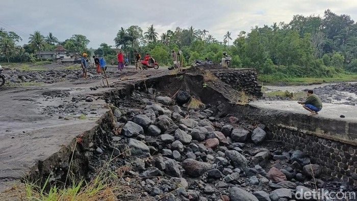 Tanggul di Lumajang Terkikis Lahar Dingin Semeru