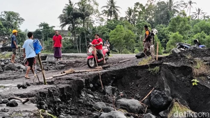 Tanggul di Lumajang Terkikis Lahar Dingin Semeru Tanggul di Lumajang Terkikis Lahar Dingin Semeru