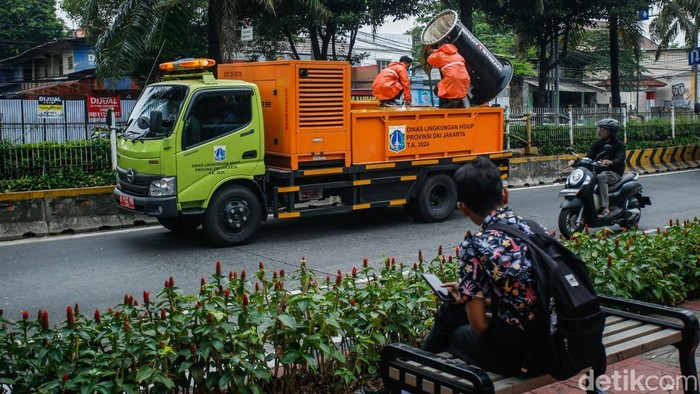 Tekan Polusi, 4000 Liter Water Mist Disemprot di Jalanan Jakarta Petugas Dinas Lingkungan Hidup (DLH) DKI Jakarta menggunakan mobil water mist untuk menyemprotkan cairan di Jalan TB Simatupang, Jakarta, Jumat (19/9/2025). Aksi ini dilakukan sebagai upaya menekan polusi udara di Ibu Kota.
