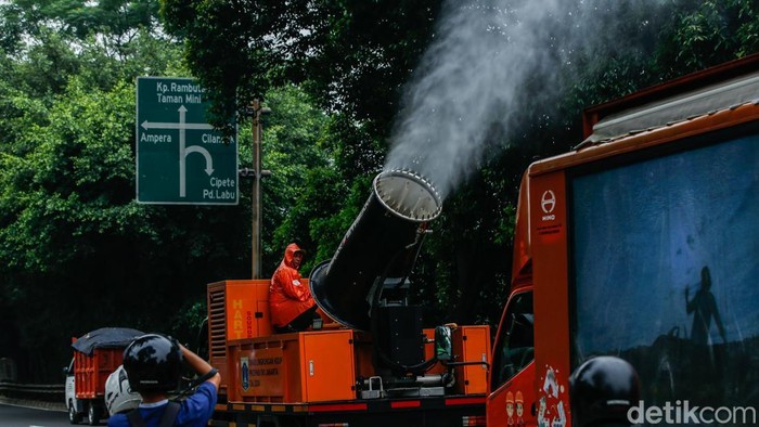 Petugas Dinas Lingkungan Hidup (DLH) DKI Jakarta menggunakan mobil water mist untuk menyemprotkan cairan di Jalan TB Simatupang, Jakarta, Jumat (19/9/2025). Aksi ini dilakukan sebagai upaya menekan polusi udara di Ibu Kota.