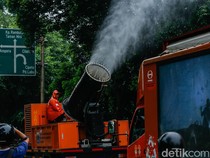 Tekan Polusi, 4000 Liter Water Mist Disemprot di Jalanan Jakarta