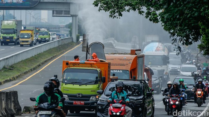 Tekan Polusi, 4000 Liter Water Mist Disemprot di Jalanan Jakarta Petugas Dinas Lingkungan Hidup (DLH) DKI Jakarta menggunakan mobil water mist untuk menyemprotkan cairan di Jalan TB Simatupang, Jakarta, Jumat (19/9/2025). Aksi ini dilakukan sebagai upaya menekan polusi udara di Ibu Kota.
