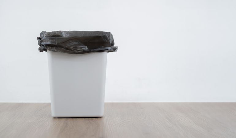 Bisa juga menggunakan tempat sampah lebih kecil sehingga kamu lebih sering membersihkannya.