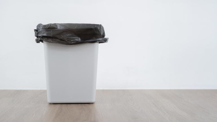 Bisa juga menggunakan tempat sampah lebih kecil sehingga kamu lebih sering membersihkannya.