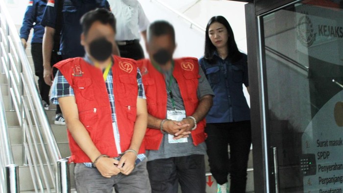 Tersangka EAD dan AM saat diamankan kejaksaan. (Foto: dok. Kejari Belawan)