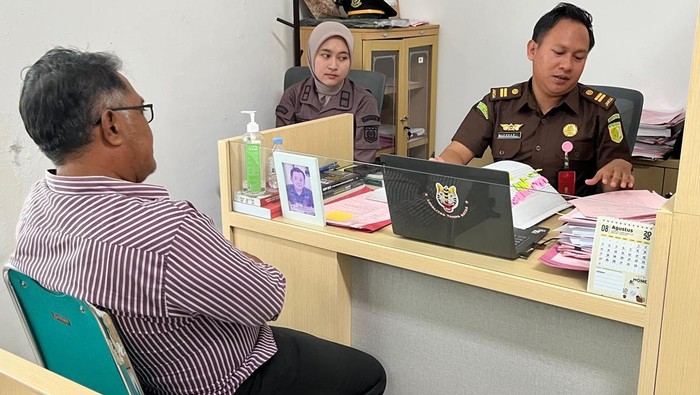Tersangka kasus dugaan korupsi APBDes Manggis, Muhajirin (kiri berkacamata), saat dilimpahkan ke Kejaksaan Negeri, Boyolali.