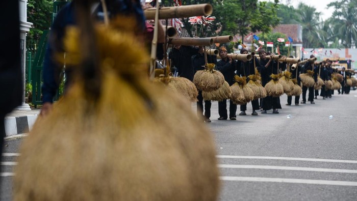 Masyarakat adat Kasepuhan Banten Kidul melaksanakan tradisi Ngarengkong saat Festival Seni Multatuli di Rangkasbitung, Lebak, Banten, Jumat (19/9/2025). Festival Seni Multatuli yang diselenggarakan setiap tahun tersebut bertujuan untuk mengenalkan berbagai kesenian serta tradisi masyarakat Kasepuhan Sunda yang ada di Provinsi Banten. ANTARA FOTO/Muhammad Bagus Khoirunas/tom.