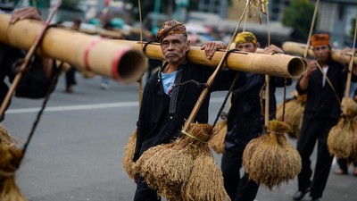Tradisi Ngarengkong Kasepuhan Banten Kidul Meriahkan Festival Seni Multatuli