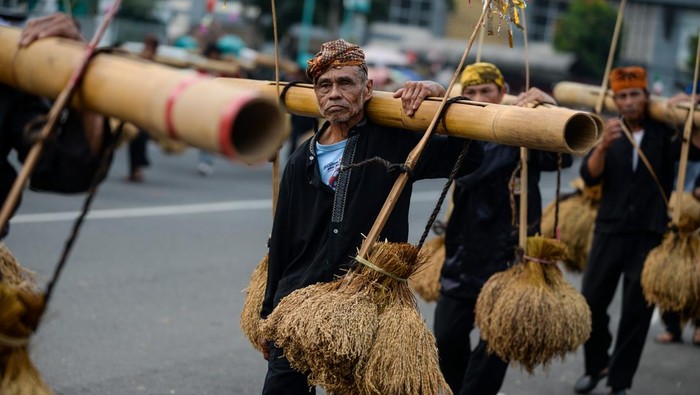 Masyarakat adat Kasepuhan Banten Kidul melaksanakan tradisi Ngarengkong saat Festival Seni Multatuli di Rangkasbitung, Lebak, Banten, Jumat (19/9/2025). Festival Seni Multatuli yang diselenggarakan setiap tahun tersebut bertujuan untuk mengenalkan berbagai kesenian serta tradisi masyarakat Kasepuhan Sunda yang ada di Provinsi Banten. ANTARA FOTO/Muhammad Bagus Khoirunas/tom.