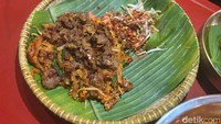 Padthai di warung tendaan ini juga tak kalah menarik. Seporsinya Rp 60.000 dengan porsi yang royal. Padthai disajikan di wadah tampah bambu beralaskan daun pisang. Foto: detikcom/Riska Fitria