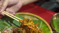 Proses masak di wajan wok menghasilkan aroma dan rasa smoky yang khas pada padthai. Teksturnya kompleks, rasanya gurih dan pedas. Foto: detikcom/Riska Fitria