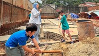 Tya Ariestya bersama kedua anaknya yang dia sebut bapak-bapak kos cilik sedang memantau area proyek. Foto: Instagram @tya_ariestya