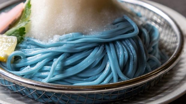 Udon biru unik khas Gunung Fuji Jepang