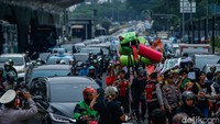 Kostum plague doctor turut ditampilkan, menyindir polusi udara Jakarta yang semakin parah akibat krisis iklim.