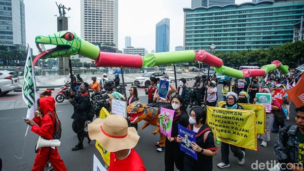 Ular Raksasa Warnai Aksi Tuntut Keadilan Iklim dan Energi Bersih di Jakarta