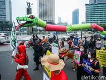 Ular Raksasa Warnai Aksi Tuntut Keadilan Iklim dan Energi Bersih di Jakarta
