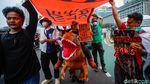 Ular Raksasa Warnai Aksi Tuntut Keadilan Iklim dan Energi Bersih di Jakarta