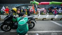 Massa aksi membawa poster dan bendera bertuliskan tuntutan keadilan iklim serta perlindungan rakyat dari dampak krisis lingkungan. Gerakan ini menegaskan bahwa krisis iklim semakin memperparah kondisi: banjir dan kekeringan lebih sering, udara kian tercemar, dan suhu ekstrem mengancam kesehatan. Jakarta sebagai pusat kebijakan sekaligus kota dengan polusi dan banjir kronis menjadi simbol nyata dampak krisis tersebut.