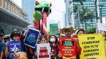 Ular Raksasa Warnai Aksi Tuntut Keadilan Iklim dan Energi Bersih di Jakarta