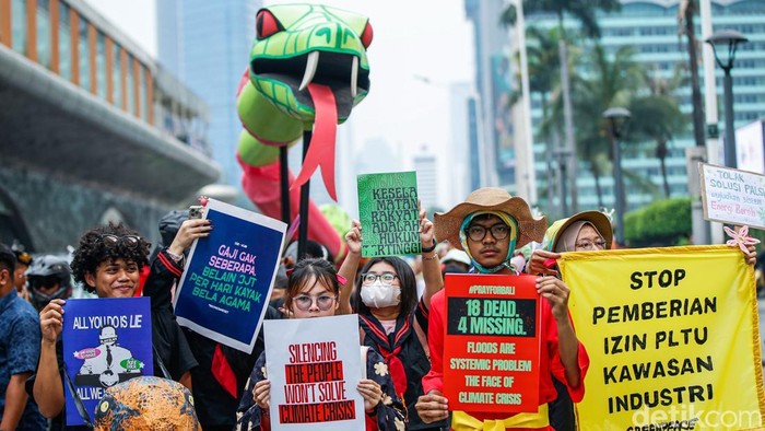 Ular Raksasa Warnai Aksi Tuntut Keadilan Iklim dan Energi Bersih di Jakarta Ribuan aktivis lingkungan dan warga menggelar aksi #DrawTheLine di Jakarta, Jumat (19/9/2025). Mereka menuntut keadilan iklim, pajak super kaya, dan transisi energi bersih.