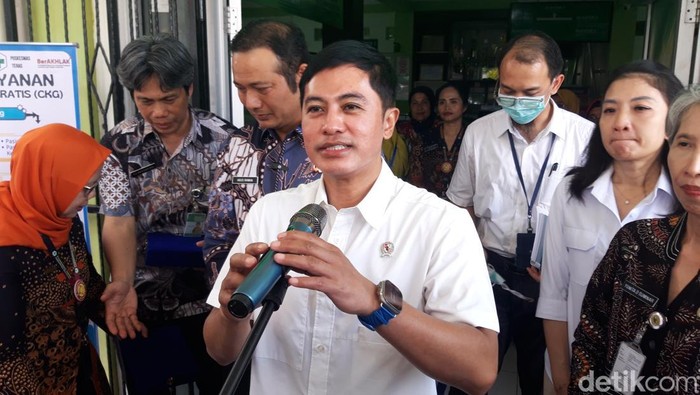 Wakil Menteri Kesehatan, Dante Saksono Harbuwono, meninjau pelayanan di Puskesmas Teras, Kabupaten Boyolali, Jumat (19/9/2025).