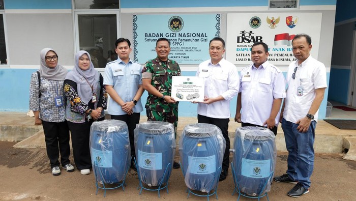 Wakil Menteri Lingkungan Hidup (Wamen LH) Diaz Hendropriyono mengunjungi SPPG Halim