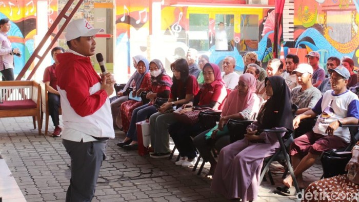 Wali Kota Pasuruan Adi Wibowo dalam penyaluran bantuan sosial
