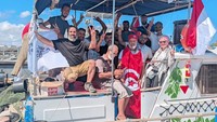Kapal Kaiseer diperkirakan sudah berlayar di perairan Italia. Keluar dari perairan Tunisia, mereka dikawal oleh polisi laut. Foto: Instagram @wandahamidahbsa