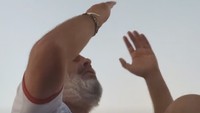 Salah satu dari mereka memanjatkan doa dengan mengangkat tangan ke langit di tengah laut. Foto: Instagram @wandahamidahbsa