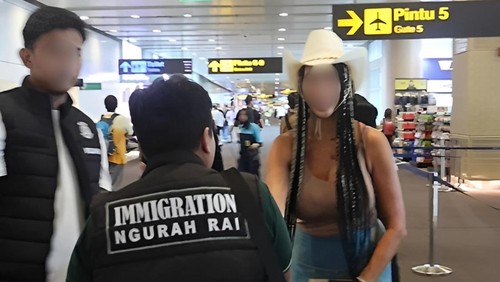 Warga Amerika Serikat (AS) berinisial JRG yang membuka kelas seks privat di Bali dideportasi melalui Bandara I Gusti Ngurah Rai, Kamis (18/9/2025). (Foto: Dok. Imigrasi Ngurah Rai)