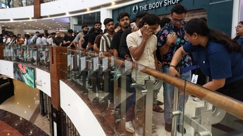 Warga antre di luar Apple Store New Delhi saat iPhone 17 mulai dijual, Jumat (19/9/2025). Antusiasme tinggi terlihat sejak pagi menjelang pembukaan toko. REUTERS/Bhawika Chhabra