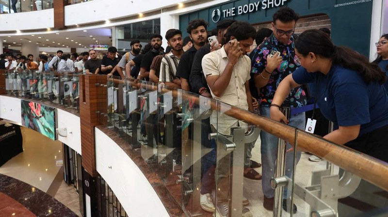 A customer compares his old iPhone with the newly launched iPhone 17 pro max at an Apple retail store in Delhi, India, September 19, 2025. REUTERS/Bhawika Chhabra