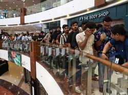 Warga India Antre Panjang Demi Beli iPhone 17