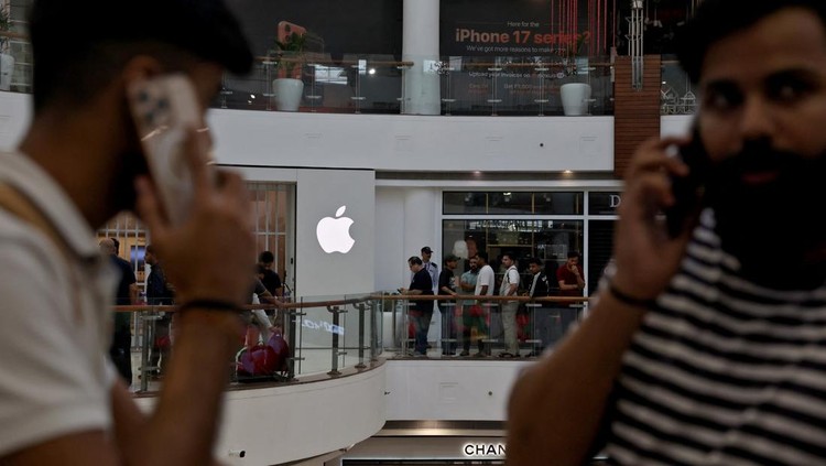 Warga India Antre Panjang Demi Beli iPhone 17 A customer compares his old iPhone with the newly launched iPhone 17 pro max at an Apple retail store in Delhi, India, September 19, 2025. REUTERS/Bhawika Chhabra