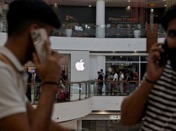 Warga India Antre Panjang Demi Beli iPhone 17