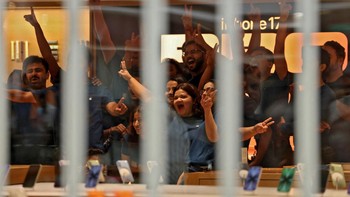 Pegawai Apple Store New Delhi bereaksi dengan hitung mundur sebelum penjualan iPhone 17 dimulai, Jumat (19/9/2025). Suasana semarak mewarnai detik-detik awal peluncuran. REUTERS/Bhawika Chhabra