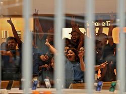 Warga India Antre Panjang Demi Beli iPhone 17