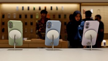 Deretan iPhone 17 terbaru dipajang di Apple Store New Delhi, Jumat (19/9/2025). Produk ini menjadi pusat perhatian pengunjung di hari peluncuran. REUTERS/Bhawika Chhabra