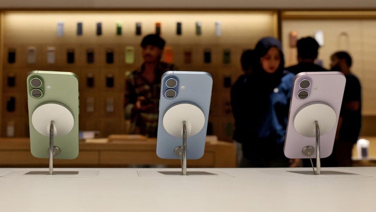 Warga India Antre Panjang Demi Beli iPhone 17 A customer compares his old iPhone with the newly launched iPhone 17 pro max at an Apple retail store in Delhi, India, September 19, 2025. REUTERS/Bhawika Chhabra