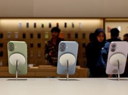 Warga India Antre Panjang Demi Beli iPhone 17