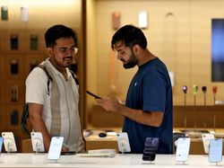 Warga India Antre Panjang Demi Beli iPhone 17