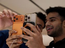 Warga India Antre Panjang Demi Beli iPhone 17