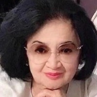 Dari foto-foto yang dibagikan, terlihat semasa hidup Yurike Sanger memiliki penampilan yang stylish. Rambut pendeknya selalu tertata rapi dengan model sasak. Foto: Instagram/yudhisanger_adventure