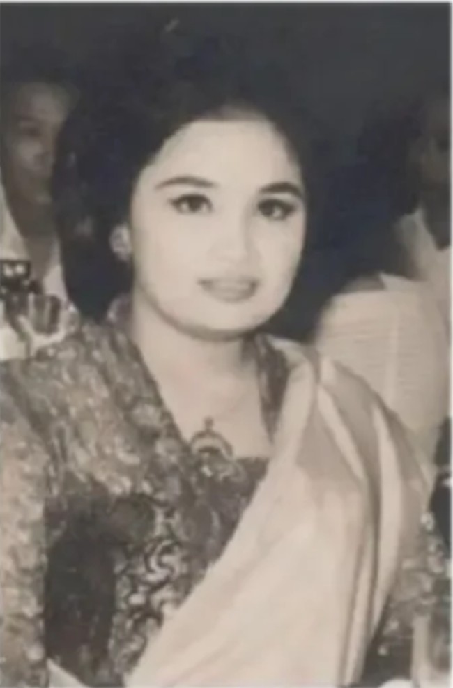 Dalam salah satu foto lawasnya, terlihat Yurike yang tampil cantik dan anggun mengenakan kebaya. Rambutnya rapi tersanggul. Foto: Instagram/yudhisanger_adventure