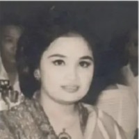 Dalam salah satu foto lawasnya, terlihat Yurike yang tampil cantik dan anggun mengenakan kebaya. Rambutnya rapi tersanggul. Foto: Instagram/yudhisanger_adventure