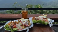 Jadi favorit foodies, ini Highlanders Cafe di Jalan Gunung Batu. Kafe ini menawarkan panorama 3 gunung yang cantik dengan suasana sejuk. Area outdoor yang menghadap ke gunung pun jadi spot favorit. Foto: Hai Annisa/Google Image